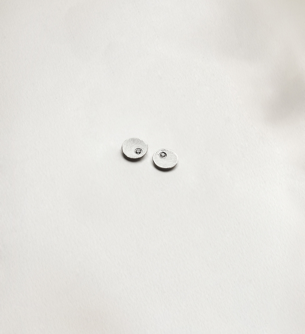 Arrecades or blanc Flô 8mm amb diamants 0,05ct