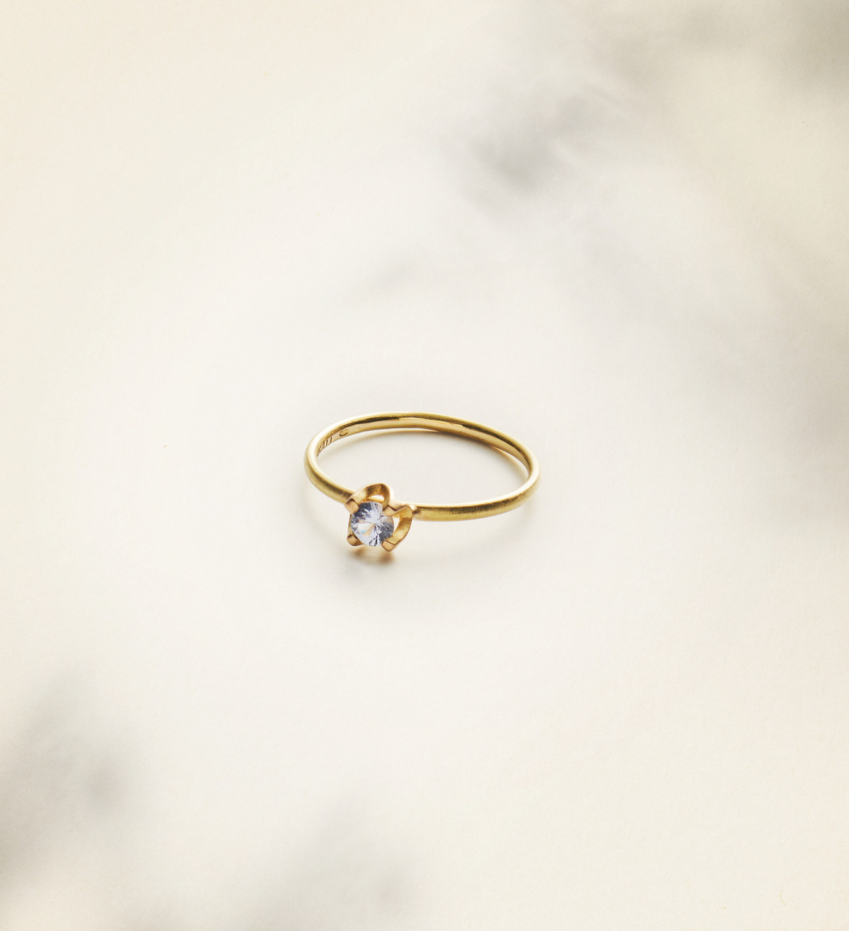 Anell or amb safir blau Wennick-Lefèvre 0,21ct