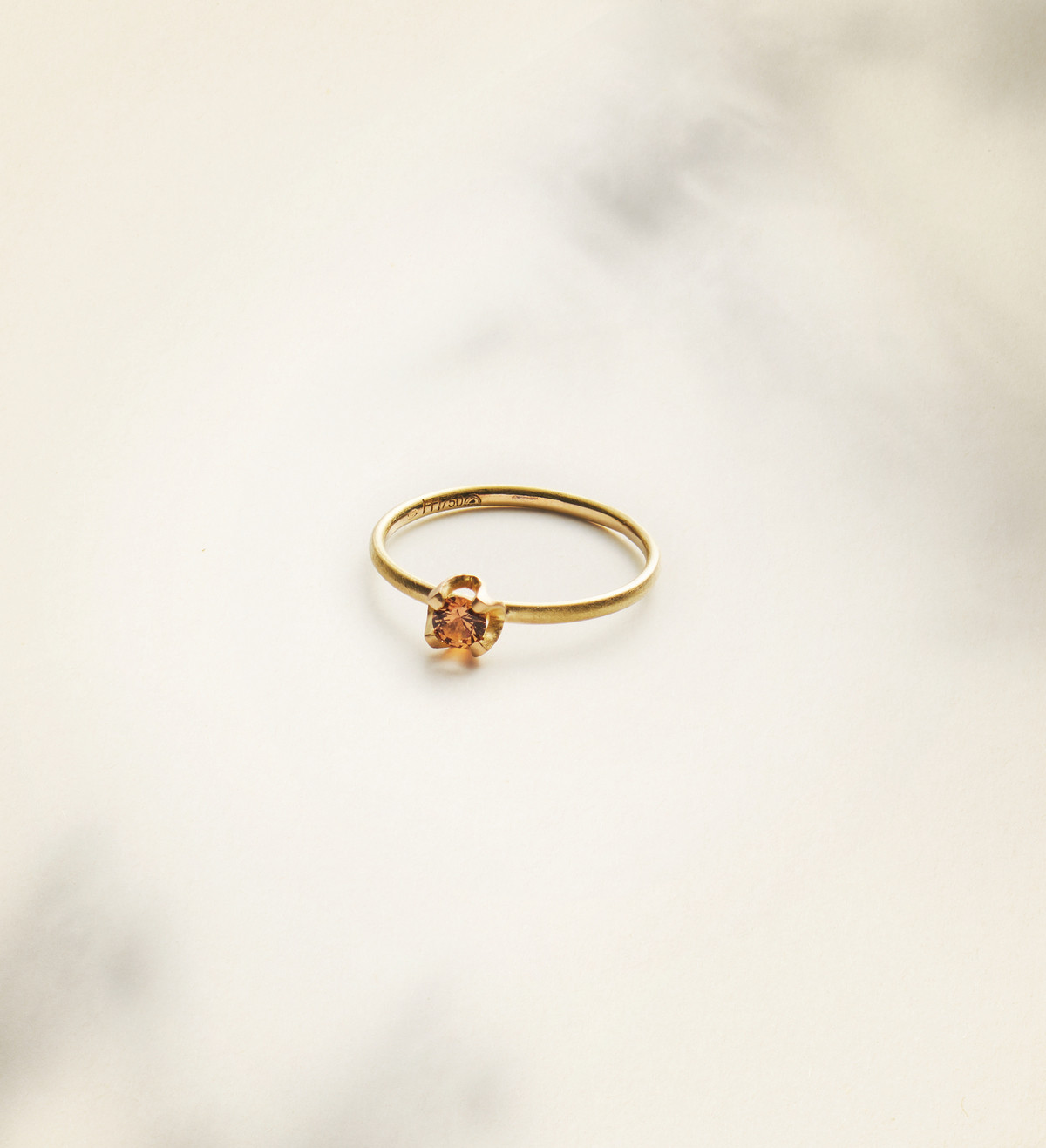 Anell or amb safir taronja Wennick-Lefèvre 0,21ct