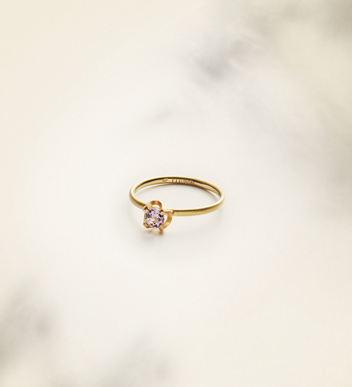 Anell or amb safir lila Wennick-Lefèvre 0,321ct