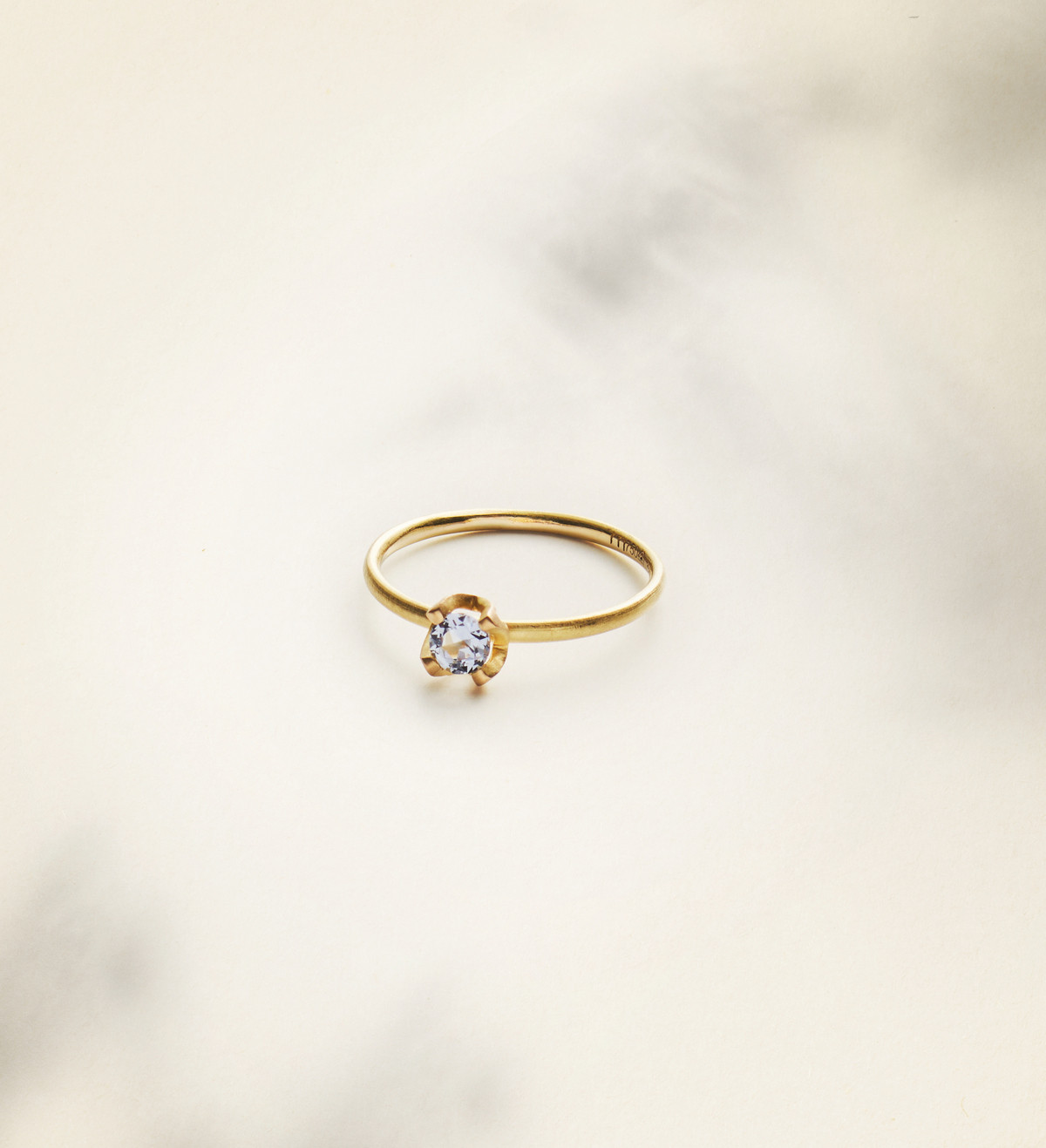 Anell or amb safir blau Wennick-Lefèvre 0,32 ct