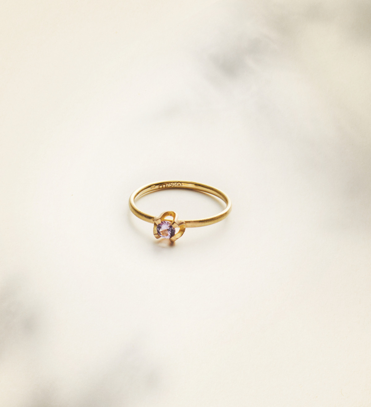 Anell or amb safir lila Wennick-Lefèvre 0,21ct