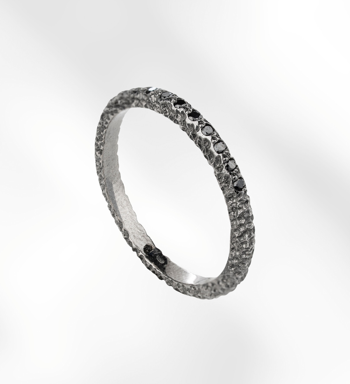 Anell  or blanc amb diamants negres 0,34ct